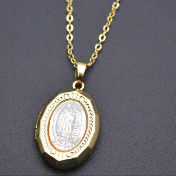 “Virgin de Guadelupe” Mary Mother of Pearl Carved Shell 18K Gold Locket Necklace - Picture 7 of 17